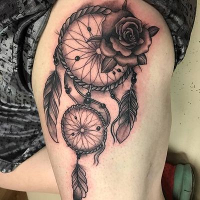  Tatouage attrape rêve avec une belle rose